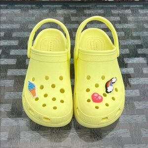 CROCS Kids Yellow Clog platform Sandals with Fun Jibbitz Charms shoe size 2